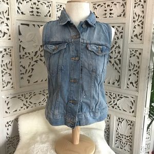 Levi Denim Vest lighter wash size small